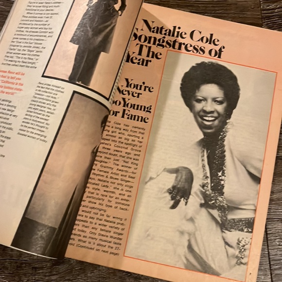 PHOTOPLAY MAGAZINE June 1977 Farrah - Picture 4 of 8